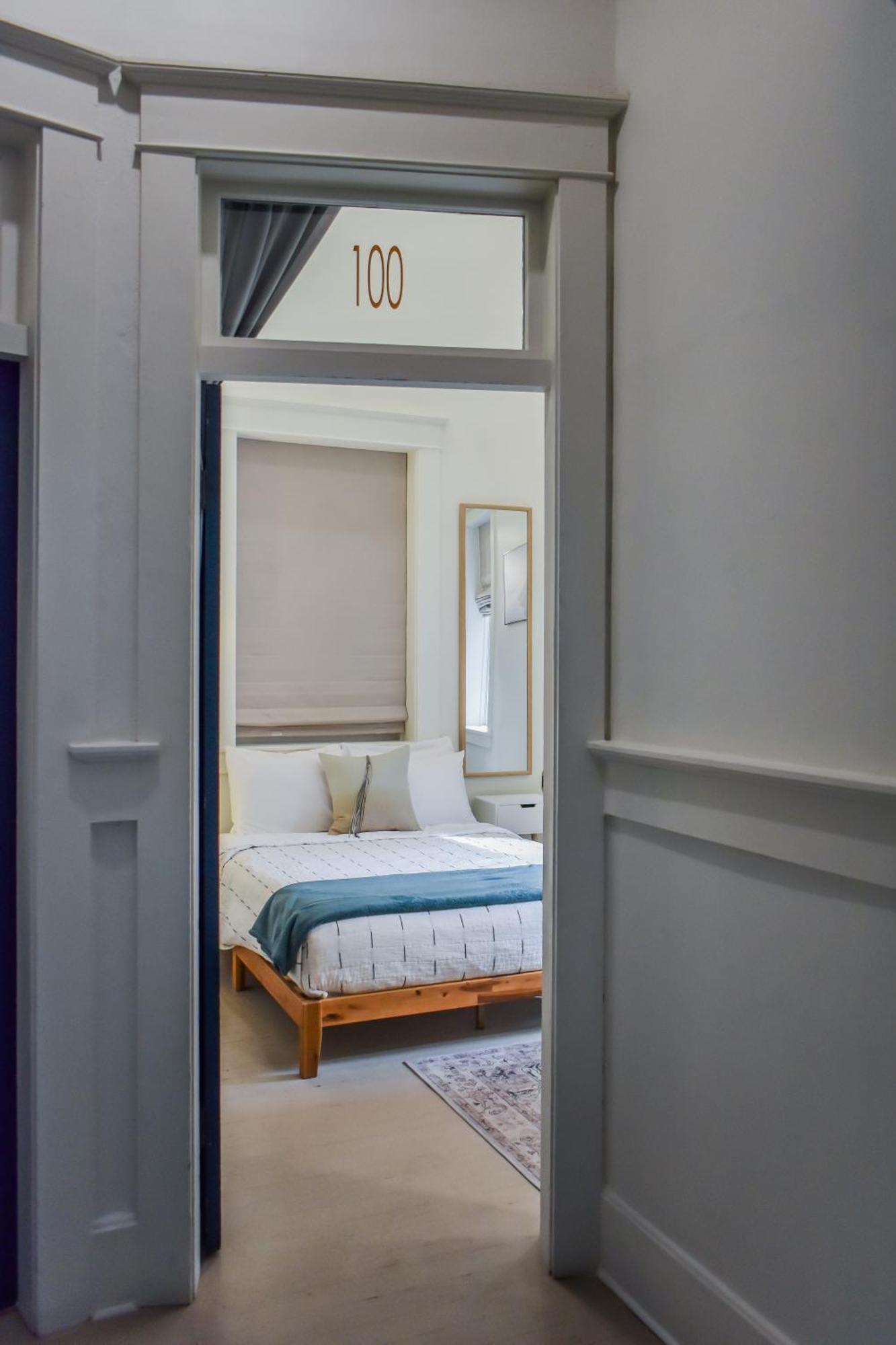 Warner Hotel Бисби Экстерьер фото
